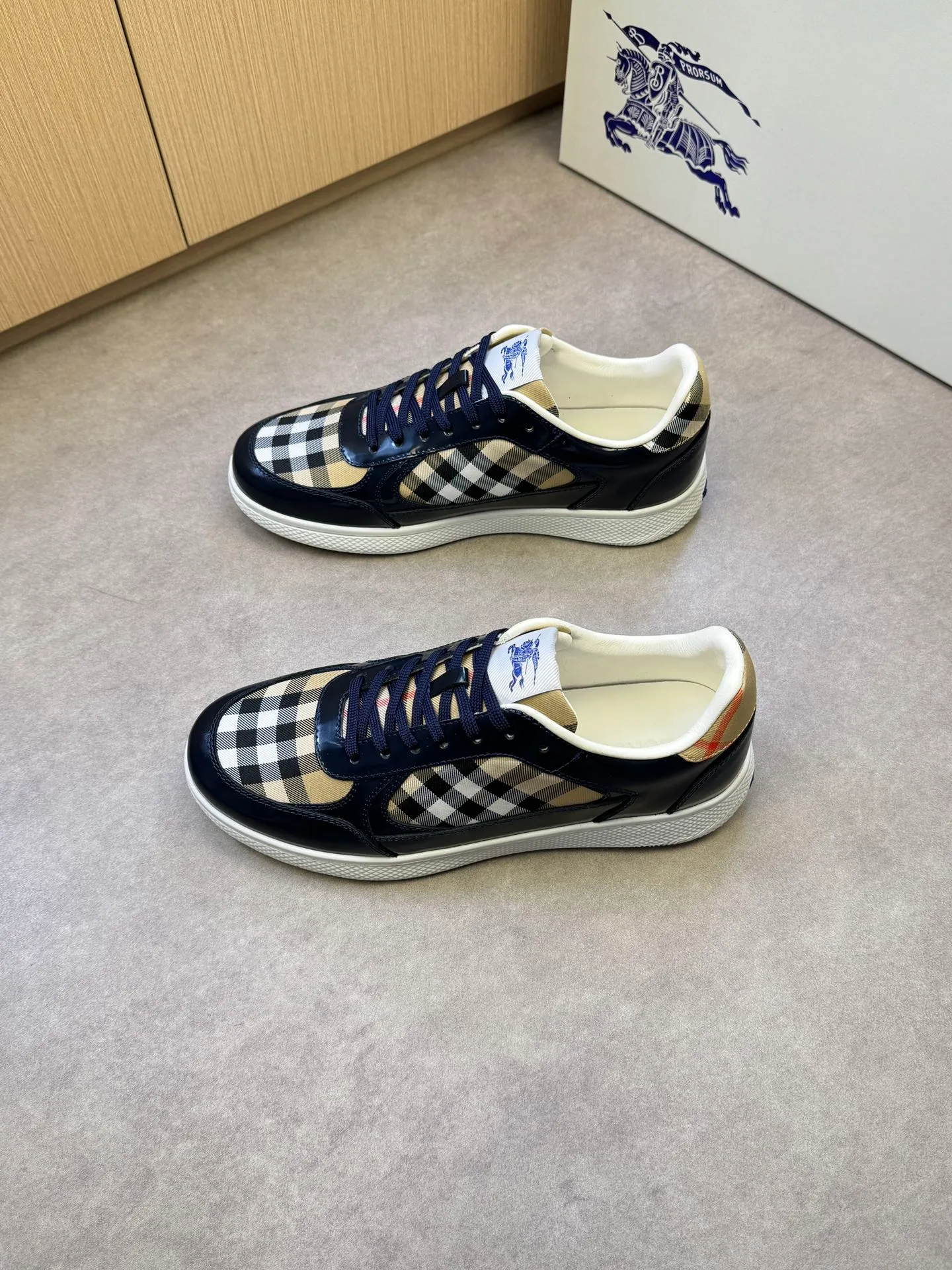 P400 [BURBERRY] Burberry casual sports sneakers - Upper: imported 🔝 open edge beaded calfskin, brand totem cloth, tongue brand cloth label - Inner: water-dyed cowhide - Outsole: ultra-light TPR rubber; two-color molded outsole - Super high quality control·Fine workmanship: highlighted (high-end, extravagance, grade) -Size: 38-44 (Male 45, can be customized)·BBR0372